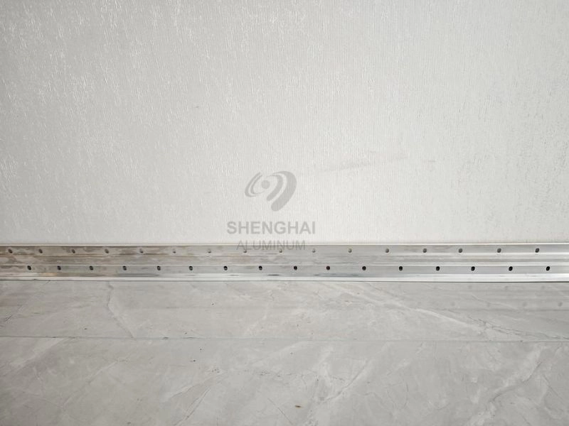 Aluminum skirting board