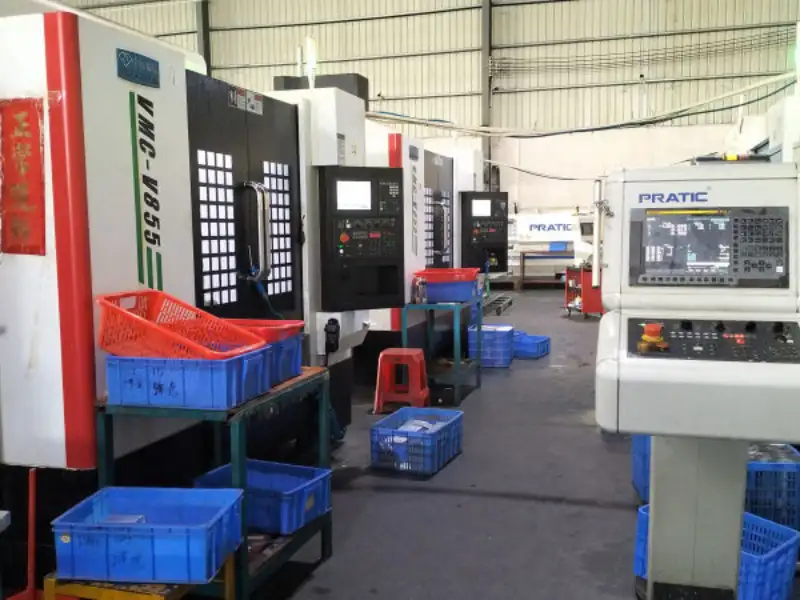 Centro de fresado y mecanizado CNC avanzado para el procesamiento profundo de perfiles de aluminio de precisión.