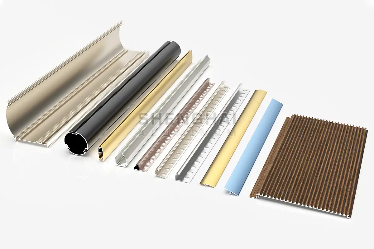 Perfiles, molduras y paneles de pared decorativos de aluminio surtidos con acabados de imitación madera y metálicos.