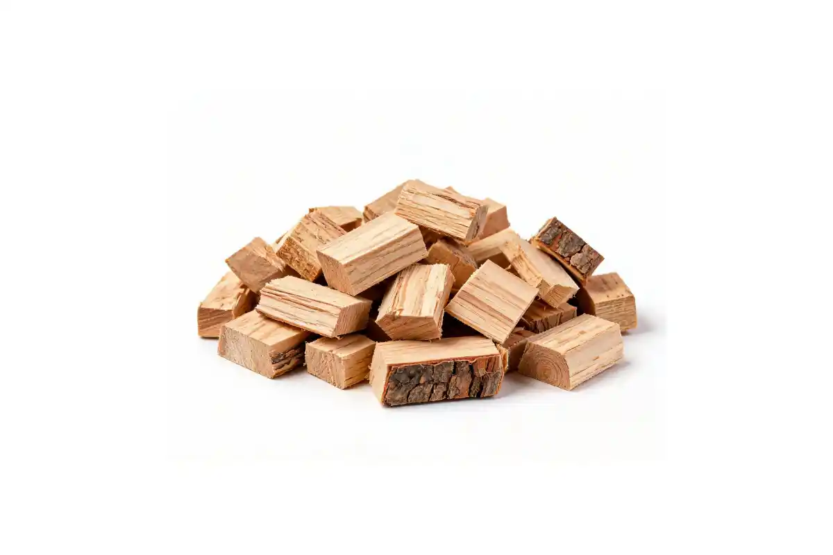 Montón de bloques de madera de pino sin tratar con veta natural.