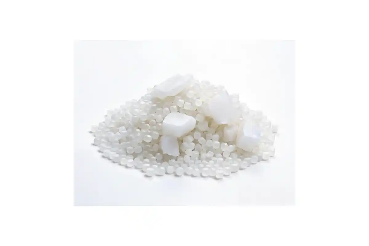 Montón de gránulos de resina plástica de PVC blanca en bruto
